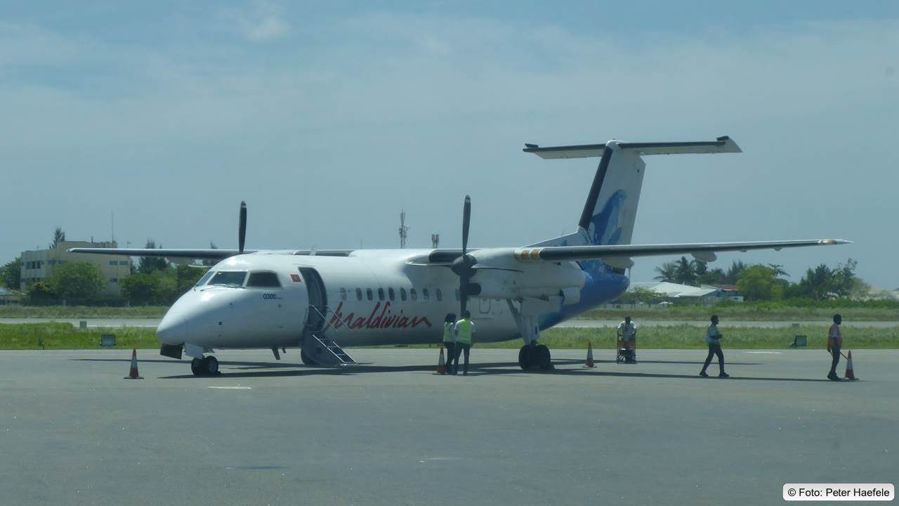 Unser Inselzubringer von Malé nach Dharavandhoo, eine Bombardier Dash 8Q-300