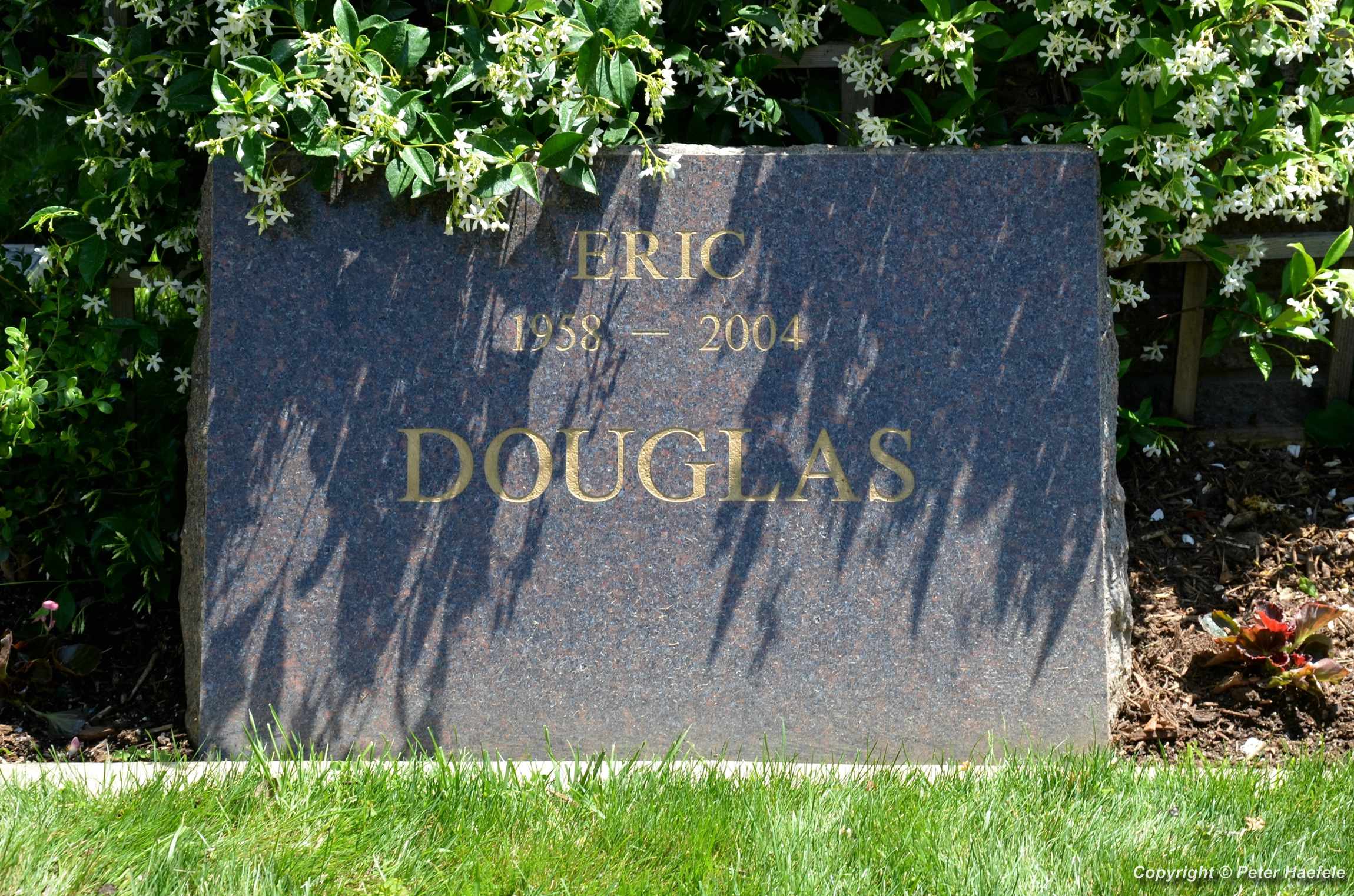 Westwood Village Memorial Park Cemetery Grab von Eric Douglas - © Peter Haefele Fotografie