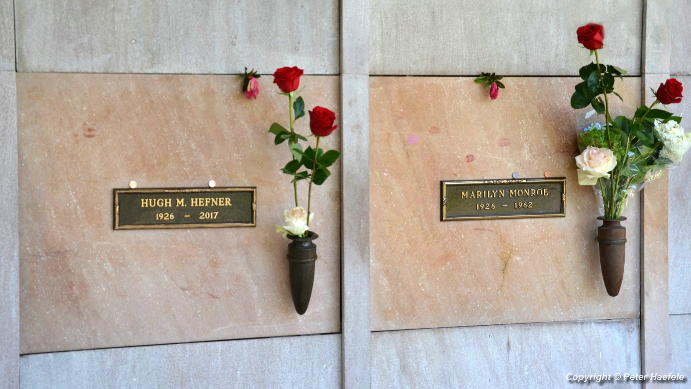 Die Graeber von Marilyn Monroe und Hugh Hefner auf dem Westwood Village Memorial Park Cemetery - © Peter Haefele Fotografie