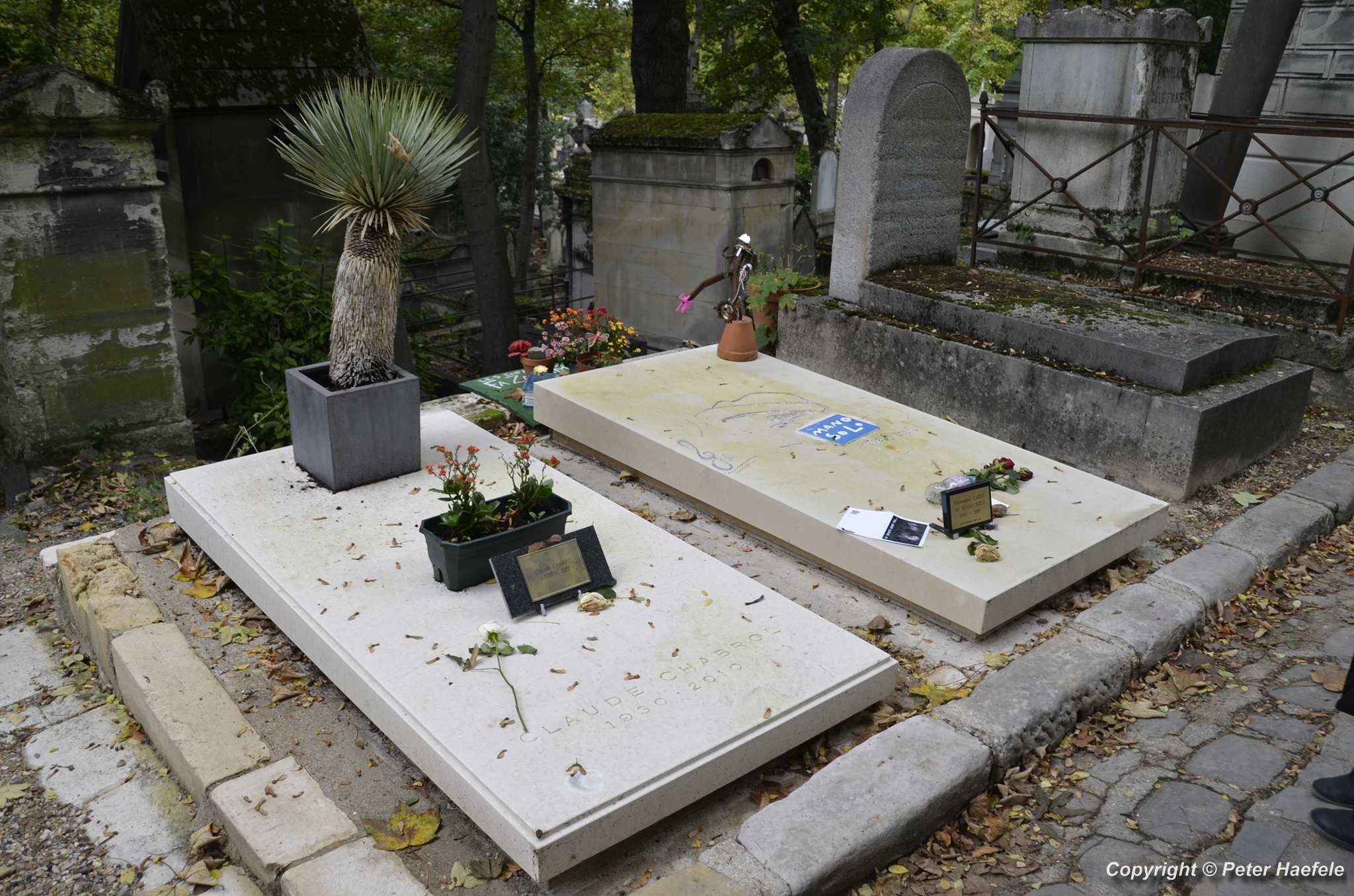 Die Gräber von Claude Chabrol und Mano Solo - Père Lachaise, Paris, Frankreich -  © Peter Haefele Fotografie